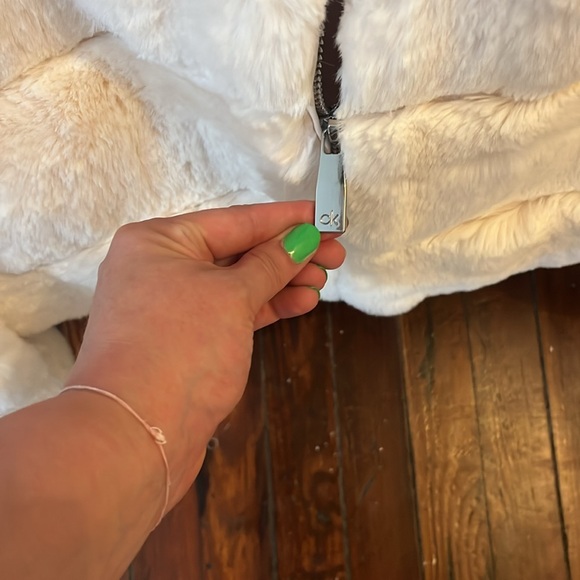 Elegant White Crop Faux Fur Calvin Klein Size Large - Picture 3 of 4